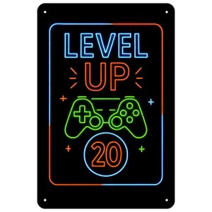 Puede incluir: Letrero de metal negro con un diseño de estilo neón. El letrero presenta las palabras "LEVEL UP" en azul y naranja, un gráfico de controlador verde y naranja y el número "20" en un círculo.