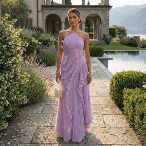 Elegante abito lungo plissettato con scollo all'americana / Abito da cerimonia a strati con volant e gonna fluida