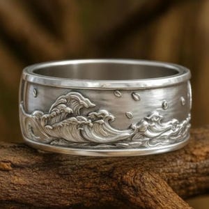 Anillo de plata de ley grabado con olas marinas, anillo minimalista de estilo costero.