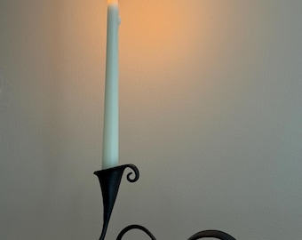 Portavelas de hierro forjado a mano con forma de cinta / Candelabro cónico negro mate, decoración minimalista