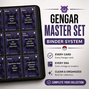 Può includere: Un raccoglitore nero che mostra un Gengar Master Set. Il raccoglitore contiene nove carte collezionabili di Pokémon con un design viola e nero. Il testo a destra recita "Gengar Master Set Binder System".