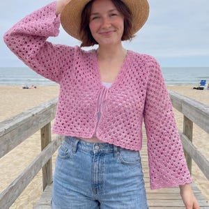 Peut inclure: Ensemble de trois mugs en céramique avec une finition mate et mouchetée. Les mugs sont dans des tons crème, gris clair et gris foncé. Chaque mug a un design simple et minimaliste et une anse arrondie.