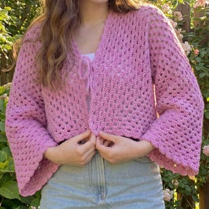 Op de afbeelding: Een set van drie keramische mokken met een gespikkelde, matte afwerking. De mokken zijn in crème, lichtgrijs en donkergrijs. Elke mok heeft een eenvoudig, minimalistisch ontwerp.