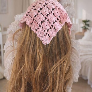Patrón de pañuelo de ganchillo en PDF / Pañuelo triangular de encaje floral para la cabeza / Paño de verano para la cadera / Camiseta de ganchillo de verano / Descarga digital / Patrón de ganchillo