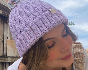 Modello PDF per berretto all'uncinetto / Cappello con pon pon color lavanda / Cappello invernale facile con punto a treccia / Uncinetto adatto ai principianti / Download immediato