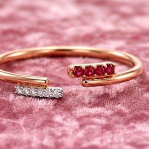 Bague minimaliste en or rose sertie de rubis et de diamants parallèles, alliance ouverte, bague de fiançailles asymétrique moderne, bijou délicat à offrir.