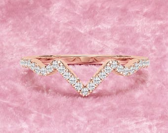 Gebogen trouwring van 14 karaats roségoud | Ring met pavé diamanten in chevronpatroon | Stapelring in V-vorm | Ring met diamanten die in elkaar passen | Jubileumcadeau voor haar