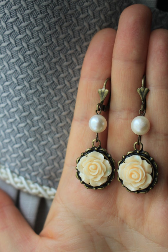 Cream Freshwater Pearl Art Mobile Earrings