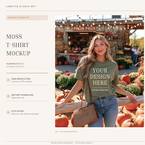 Pode incluir: Uma t-shirt de manga curta verde musgo com o texto YOUR DESIGN HERE e AUTUMN COLLECTION em letras brancas. A t-shirt é usada com calças de ganga azuis e uma mala castanha entrançada, perante um cenário de abóboras.