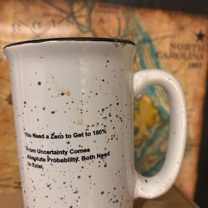 Puede incluir: Un letrero de madera rústica con el texto "Welcome to our home" en letras blancas. El letrero presenta un acabado envejecido y un diseño simple y acogedor, perfecto para la decoración de la entrada.