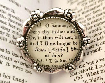 Anillo redondo con página del libro Romeo y Julieta de Shakespeare
