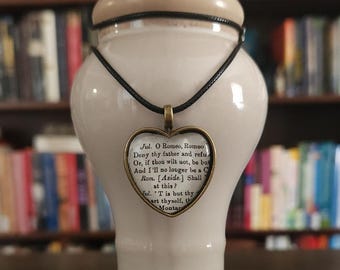 Collar con colgante de página de libro de Shakespeare Romeo y Julieta en forma de corazón, llavero