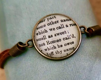 Pulsera con página del libro Romeo y Julieta de Shakespeare