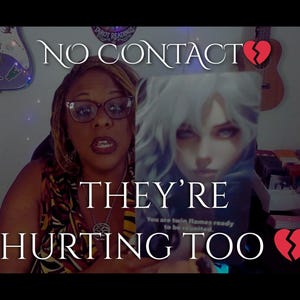 Puede incluir: Un juego de tres tazas de cerámica con un acabado mate moteado. Las tazas son de color crema, gris claro y gris oscuro. Cada taza tiene un diseño simple y minimalista, ideal para café o té.