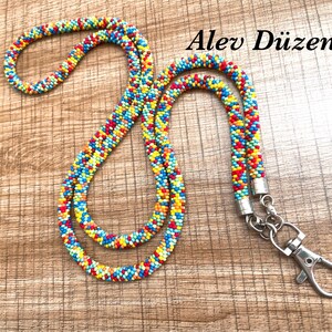 Lanière en perles de rocaille faites à la main, porte-badge coloré, collier en verre crocheté (90 cm)