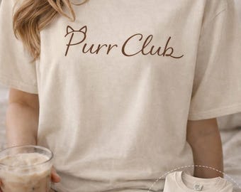 Camiseta minimalista de gato, camiseta adorable para amantes de los gatos, camiseta estética con logo marrón, estilo vintage suave, regalo para mamás de gatos, camiseta unisex teñida en prenda.