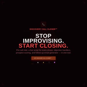 Può includere: Uno sfondo scuro con il testo "DISCOVERY CALL CLOSER" e le parole "STOP IMPROVISING. START CLOSING." in grandi caratteri bianchi e rossi. L'immagine include anche il testo "Pre-call intel, uno script dal vivo per ogni fase, gestori delle obiezioni, punteggio dei prospect e generatore di e-mail di follow-up - in un unico strumento."