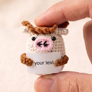 Vache au crochet personnalisée avec citation positive, décoration de bureau faite main, porte-clés vache, cadeau d'encouragement