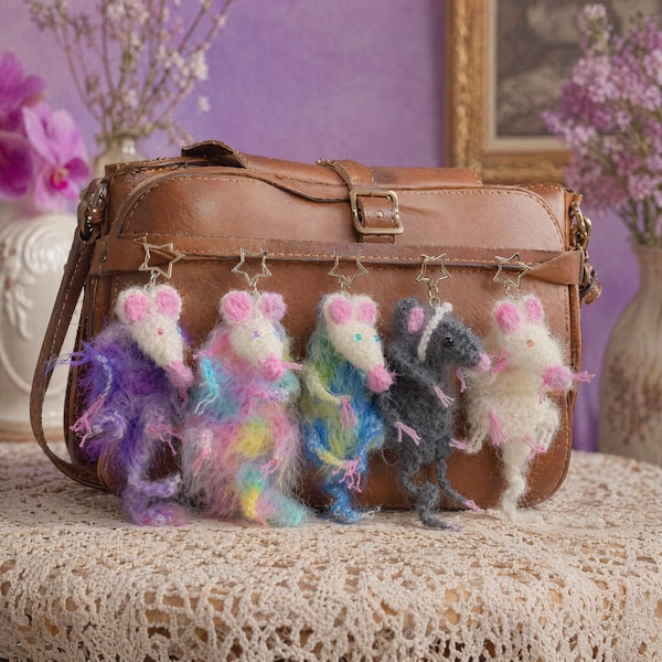 Chaveiro de gambá de crochê feito à mão com fecho de estrela, enfeite de bolsa de rato fofinho, enfeite de mochila kawaii, chaveiro de animal fofo para presente