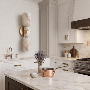 Aplique de pared de alabastro de estilo moderno de mediados de siglo | Lámpara de pared doble de latón y piedra | Lámpara de tocador de lujo hecha a mano | Lámpara de mesilla de noche y baño de estilo art déco