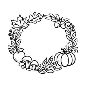 Peut inclure: Une illustration en noir et blanc au trait représentant une couronne circulaire composée d'éléments saisonniers, notamment une feuille d'érable, une pomme, deux champignons, des épis de blé, une citrouille, des glands et des petites baies.