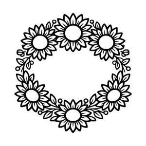 Könnte beinhalten: Eine schwarz-weiße Strichzeichnung eines kreisförmigen Kranzes, der aus sechs stilisierten Sonnenblumen besteht. Die Blumen sind durch dünne Stängel mit kleinen Blättern und runden Knospen verbunden und bilden einen symmetrischen Blumenrahmen.