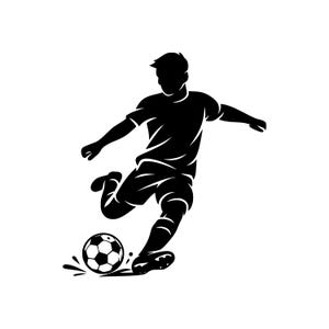 Könnte beinhalten: Eine schwarze Silhouettengrafik eines Fußballspielers in Bewegung, der einen Fußball tritt. Der Spieler ist in einer dynamischen Pose dargestellt, wobei ein Bein nach vorne gestreckt ist, um den Ball mit dem klassischen Fünfeckmuster zu treffen.
