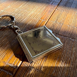 Porte-clés miroir Orgueil et Préjugés | Mini porte-clés livre personnalisé | Cadeau Jane Austen | Accessoire pour amoureux des livres | Miroir littéraire
