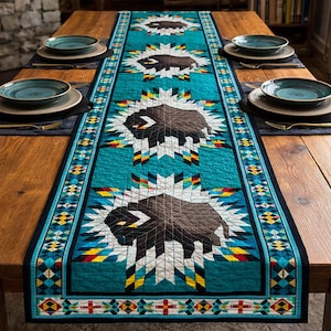 Puede incluir: Un juego de tres tazas de cerámica con un acabado mate moteado. Las tazas son de color crema, gris claro y gris oscuro. Cada taza tiene un diseño simple y minimalista.