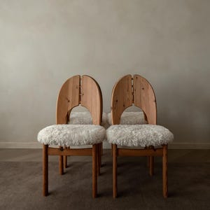 Sillas de comedor danesas vintage de pino al estilo de Niels Koefoed, con piel sintética de oveja, década de 1970. imagen 5