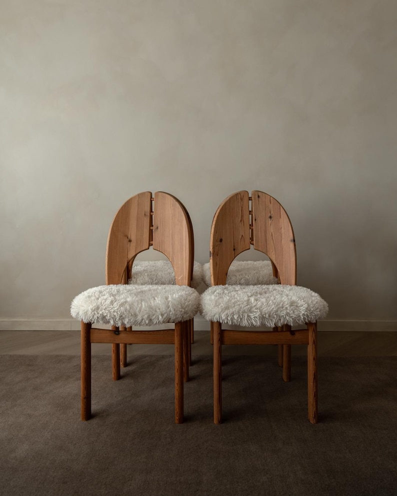 Sillas de comedor danesas vintage de pino al estilo de Niels Koefoed, con piel sintética de oveja, década de 1970. imagen 5