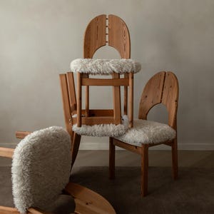 Sillas de comedor danesas vintage de pino al estilo de Niels Koefoed, con piel sintética de oveja, década de 1970. imagen 2