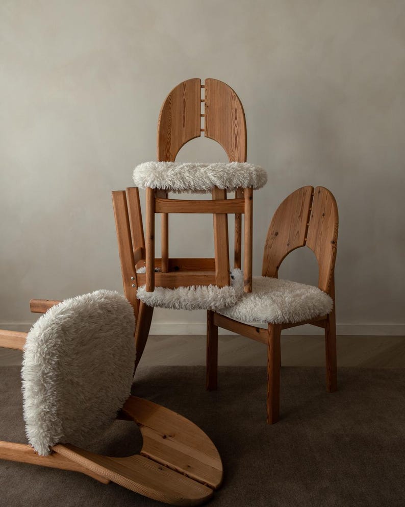 Sillas de comedor danesas vintage de pino al estilo de Niels Koefoed, con piel sintética de oveja, década de 1970. imagen 2