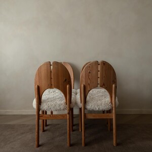 Sillas de comedor danesas vintage de pino al estilo de Niels Koefoed, con piel sintética de oveja, década de 1970. imagen 6