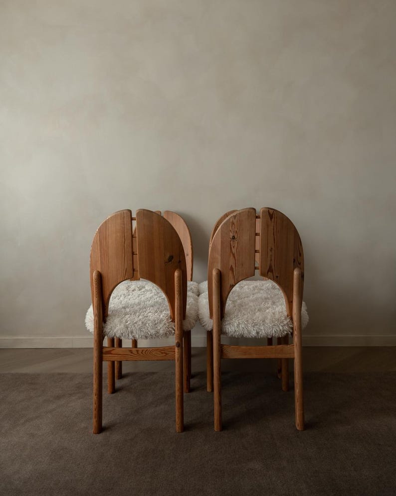 Sillas de comedor danesas vintage de pino al estilo de Niels Koefoed, con piel sintética de oveja, década de 1970. imagen 6