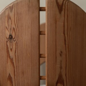Sillas de comedor danesas vintage de pino al estilo de Niels Koefoed, con piel sintética de oveja, década de 1970. imagen 11