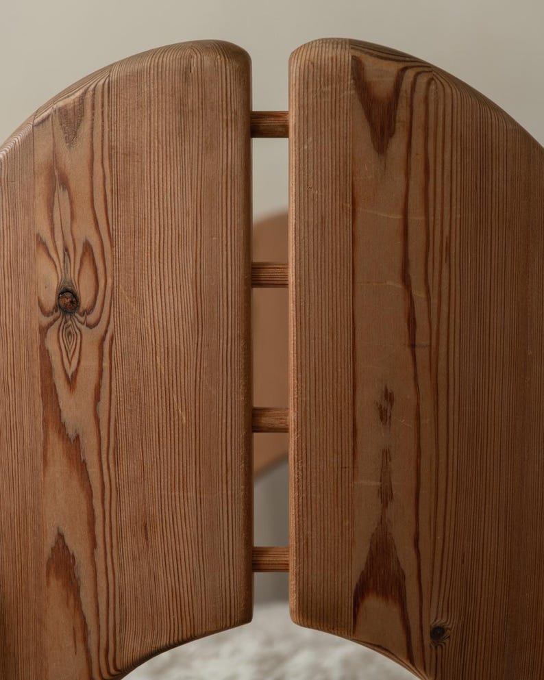 Sillas de comedor danesas vintage de pino al estilo de Niels Koefoed, con piel sintética de oveja, década de 1970. imagen 11