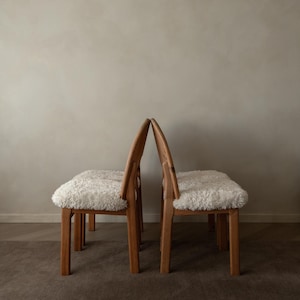 Sillas de comedor danesas vintage de pino al estilo de Niels Koefoed, con piel sintética de oveja, década de 1970. imagen 3
