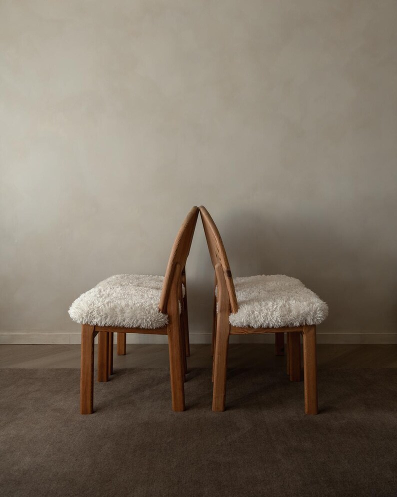 Sillas de comedor danesas vintage de pino al estilo de Niels Koefoed, con piel sintética de oveja, década de 1970. imagen 3