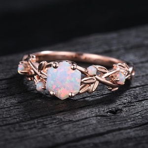 Bague de fiançailles en feuille d'or rose avec opale hexagonale, bague de promesse en opale blanche délicate, cadeau inspiré de la nature pour elle