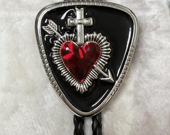 Gravata Bolo Sagrado Coração, Pingente Cruz Gótica com Flecha, Gravata Western Punk Rock
