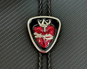 Corbata bolo del Sagrado Corazón - Joyería gótica católica, corazón de esmalte rojo con espinas y cruz, corbata vaquera del oeste, accesorio de moda alternativo