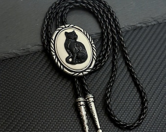 Cravatta Bolo Gatto Nero - Cravatta Western fatta a mano in stile gotico vintage - Regalo per amanti dei gatti e delle streghe - Cravatta da cowboy con cordino intrecciato e cornice argentata