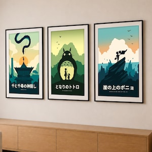 以下が含まれることがあります： 黒いフレームに入った3枚の縦長長方形のウォールアートプリント。左のプリントは建物の上に龍が描かれ、千と千尋の神隠しの文字がある。中央のプリントは大きな生き物と2人の子供が描かれ、となりのトトロの文字がある。右のプリントは崖の上の人物が描かれ、崖の上のポニョの文字がある。