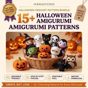 Pode incluir: Uma coleção de mais de 15 padrões de crochê amigurumi de Halloween da InkraStudio, apresentando uma cesta de vime cheia de figuras de crochê, incluindo uma bruxa, fantasma, gato preto, esqueleto, vampiro, múmia e abóboras.