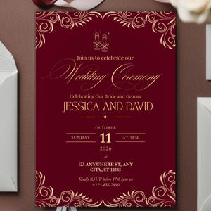 Könnte beinhalten: Bordeauxfarbene Hochzeitseinladung mit goldener Schrift und floralen Verzierungen. Die Einladung enthält die Namen Jessica und David, das Datum 11. Oktober 2026 und RSVP-Informationen. Ein Wachssiegel und ein Band sind sichtbar.