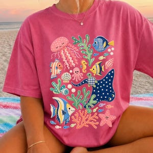 Camiseta de alta calidad estilo patchwork con animales marinos, linda camiseta de peces coloridos, camiseta de vida marina caprichosa, regalo de verano costero