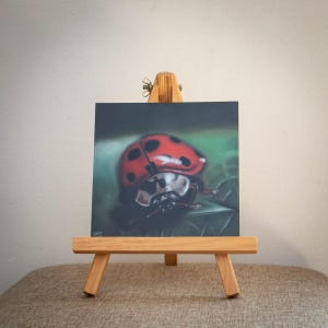 Puede incluir: Un letrero de madera rústica con el texto "Welcome to our home" en letras blancas. El letrero presenta un acabado envejecido y un diseño sencillo y acogedor, perfecto para la decoración de la puerta principal.