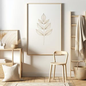 Könnte beinhalten: Ein großer gerahmter Druck mit einer detaillierten botanischen Illustration eines Blattes. Das Kunstwerk hat einen hellbeigen Hintergrund und einen Rahmen aus Naturholz. Ein Holzstuhl, ein Regal und ein Korb sind ebenfalls zu sehen.