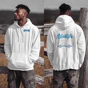 Könnte beinhalten: Weißer Kapuzenpullover mit Fronttasche und Kordelzugkapuze. Auf der Vorderseite des Hoodies steht das Wort "Lifestyle" in blauer Schrift. Auf der Rückseite des Hoodies steht der Text "THIS IS A Lifestyle There is No Finish Line" in Blau und Grau.